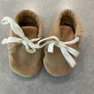 Quincy Mae baby booties (0-3 mos; sand)